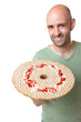 Mann mit Knäckebrot