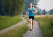 Junge Frau joggt