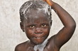 Kleines,afrikanisches  Mädchen wäscht ihre Haare