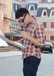 Foto: Man looking at a map in town Man looking at a map in town
