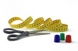 schere mit meterband und fingerhut