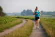 Junge Frau joggt