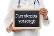 Arzt mit Schild Darmkrebsvorsorge