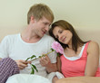 Junges, verliebtes Paar: Blumengeschenk, Antrang