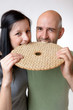 Paar isst Knäckebrot