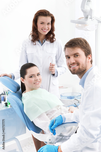 Foto: Dentist, assistant and the patient are ready for treating Dentist, assistant and the patient are ready for treating