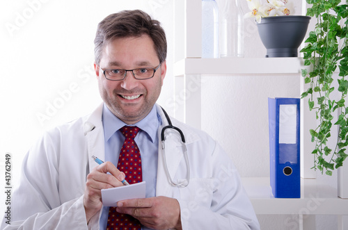 Photo: Arzt schreibt ein Rezept Arzt schreibt ein Rezept