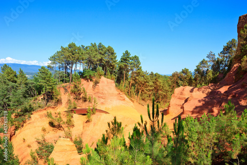 Foto: Les Ocres du Roussillon, footpath and red rocks. Provence, Franc Les Ocres du Roussillon, footpath and red rocks. Provence, Franc
