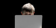 Foto: Junge sitzt vor Notebook Junge sitzt vor Notebook