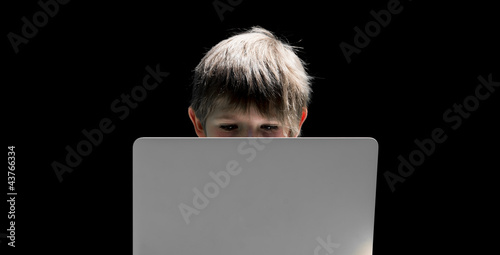 Photo: Junge sitzt vor Notebook Junge sitzt vor Notebook