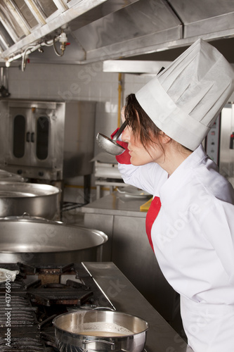 Foto: female chef at kitchen taste soup female chef at kitchen taste soup