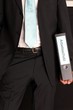 Mann im Anzug haelt Arbeitsschutz Ordner unter Arm