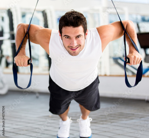 Foto: Man exercising at the gym Man exercising at the gym