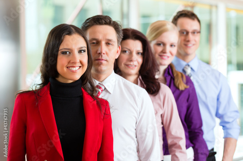 Foto: Business - Team oder Geschäftsleute in einem Büro Business - Team oder Geschäftsleute in einem Büro