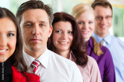 Photo: Business - Team oder Geschäftsleute in einem Büro Business - Team oder Geschäftsleute in einem Büro