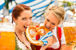 Foto: Junge Frauen in traditionellem Dirndl in Bierzelt Junge Frauen in traditionellem Dirndl in Bierzelt