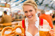 Junge Frau in traditionellem Dirndl in Bierzelt