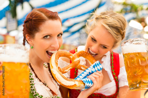 Foto: Junge Frauen in traditionellem Dirndl in Bierzelt Junge Frauen in traditionellem Dirndl in Bierzelt
