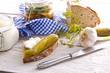 Foto: pickled gherkins and onions pickled gherkins and onions