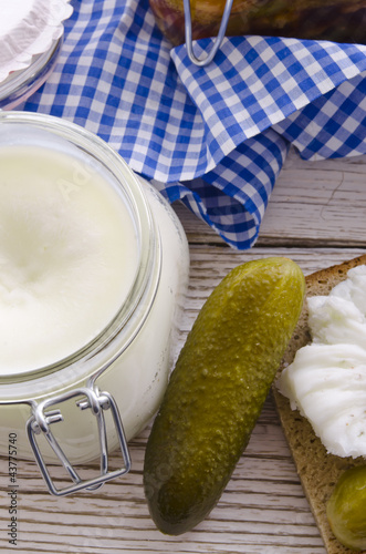 Foto: pickled gherkins and onions pickled gherkins and onions