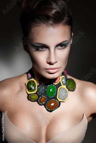 Foto: portrait of sexy caucasian young woman with beautiful eyes portrait of sexy caucasian young woman with beautiful eyes