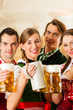 Junge Leute in Bayerischer Tracht in einer Wirtschaft oder Resta