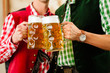 Zwei junge Männer in Bayerischer Tracht in einer Wirtschaft oder