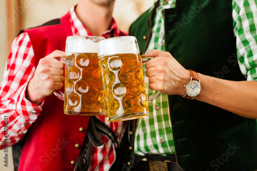 Photo: Zwei junge Männer in Bayerischer Tracht in einer Wirtschaft oder Zwei junge Männer in Bayerischer Tracht in einer Wirtschaft oder