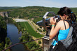 Photo: tourisme femme observant avec jumelles 1 tourisme femme observant avec jumelles 1