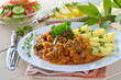 Szegediner Gulasch mit Salzkartoffeln und Beilagensalat