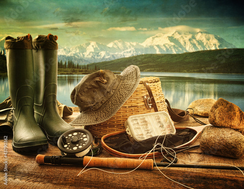 Foto: Fly fishing equipment on deck with view of a lake and mountains Fly fishing equipment on deck with view of a lake and mountains