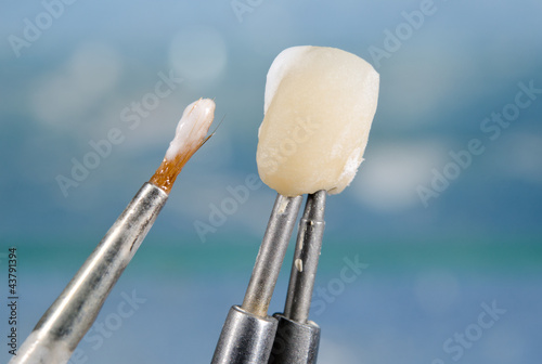 Foto: applying ceramic material on dental crown applying ceramic material on dental crown