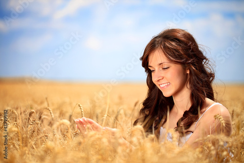 Foto: Smiling woman in golden wheat Smiling woman in golden wheat
