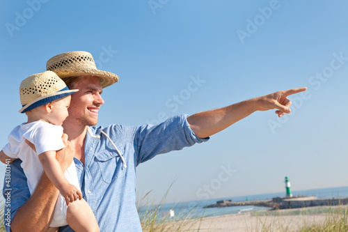 Foto: vater mit sohn auf dem arm vater mit sohn auf dem arm