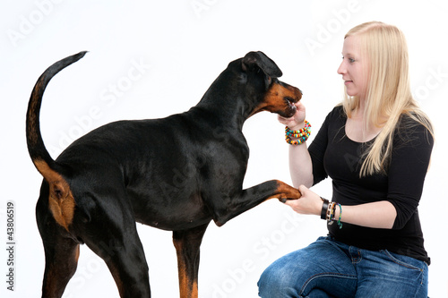Photo: Junge Frau mit Dobermann Junge Frau mit Dobermann