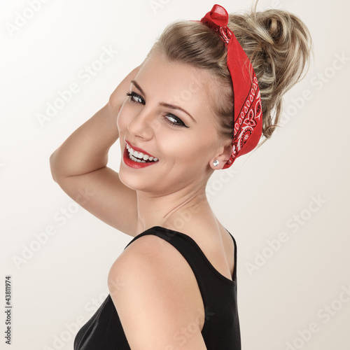 Foto: Classic retro style portrait of young blonde pin-up girl Classic retro style portrait of young blonde pin-up girl
