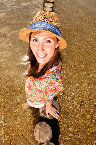 Photo: frau am strand mit hut frau am strand mit hut