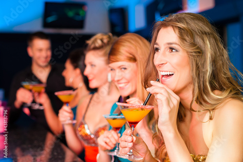 Foto: People in club or bar drinking cocktails People in club or bar drinking cocktails