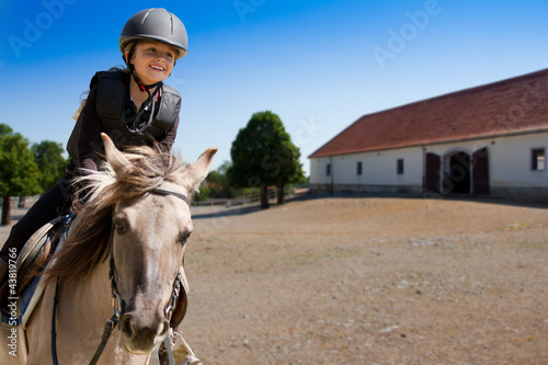 Foto: Horse riding - portrait of lovely equestrian on a horse Horse riding - portrait of lovely equestrian on a horse