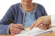 Photo: Femme âgée signant un contrat Femme âgée signant un contrat