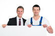 handwerker und kaufmann mit werbeschild
