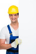 freundlicher bauarbeiter mit werbeschild
