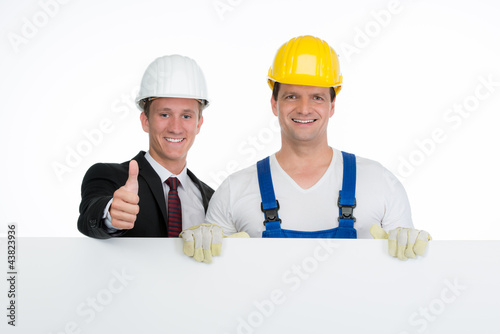 Photo: architekt und bauarbeiter mit werbeschild architekt und bauarbeiter mit werbeschild