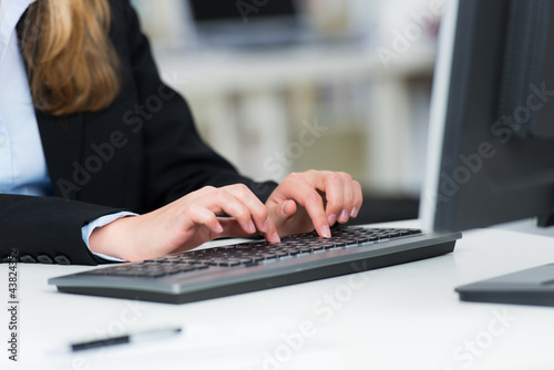 Photo: junge frau schreibt auf einer computertastatur junge frau schreibt auf einer computertastatur