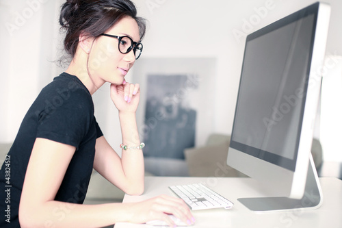 Photo: Frau arbeitet am PC Frau arbeitet am PC