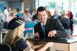 businessmann am check-in schalter