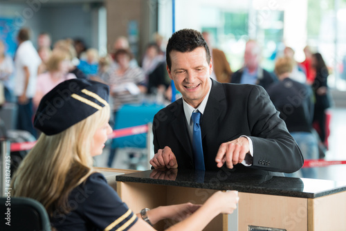 businessmann am check-in schalter by Picture-