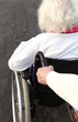 Rentnerin im Rollstuhl