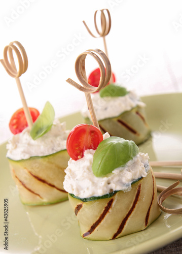 Foto: grilled zucchini with cream, tomato and basil grilled zucchini with cream, tomato and basil