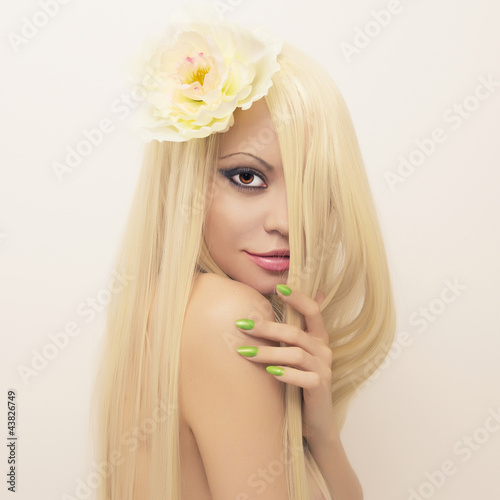 Foto: Beautiful lady with magnificent hair Beautiful lady with magnificent hair
